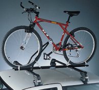 Typowy baganik dachowy do przewozu rowerw; model brio firmy Fapa